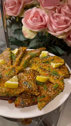 وصفة صينية الخضار المخبوزة 😋 متجر بهاراتي موجود بالرابط في ملفي الشخصي 🌹 المقادير :- ٢ كوسة (زوكيني) ١ كراث (الجزء أخضر) ٢ جزر ١ فلفل أحمر (كابيا) ٢ بصل أخضر ٨-١٠ أغصان شبت ٣ مكعبات جبنة كيري ٣ بيضات ١ ملعقة صغيرة زيت زيتون ١ ملعقة صغيرة من صودا الخبز (بيكينغ صودا) ١ ملعقة صغيرة ملح ١ ملعقة صغيرة نعناع ١ ملعقة صغيرة كمون  ٣ ملاعق كبيرة طحين ١ ملعقة كبيرة سمسم الطريقة :- افرمي بشكل لطيف الكراث والشبت والبصل الأخضر. ابشري الكوسة والجزر وفلفل الكابيا . (بشرت الكوسة بالقشر). يتم إضافة جميع المواد المفرومة والمبشورة فوق المواد الأخرى وخلطها جيدًا. يُسكب المزيج على صينية الخبز التي وضعنا عليها ورق الخبز. يرش السمسم عليها. اخبزيها في فرن محمى على حرارة 200 درجة لمدة 30-35 دقيقة حتى يصبح لونها بنياً ذهبياً. وهني وعافية على قلوبكم ♥️ #ورد_تميم #صواني #اكلات_رمضان #طبخات_رمضان #مخبوزات 