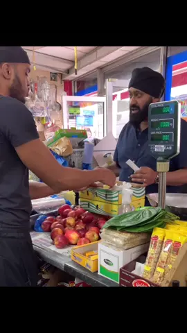 Apple Pay Prank On Bossman🤣🤣#fyp #viral #fy #prank #applepay #somali #xcyzba #foryou 
