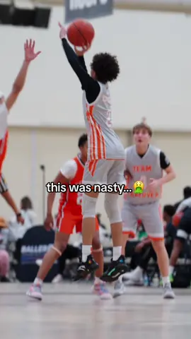 That behind the back to pullup was NASTY…🤮 #fyp #aau 