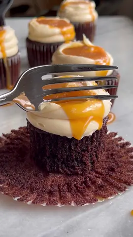 chocolate guinness cupcakes with silky salted caramel frosting 🤩shout out to @Edd Kimber for that caramel trick! #cupcakes #cupcakerecipe #chocolatecake #chocolatecupcakes #saltedcaramel #stpatricksdayfood 