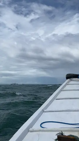 Baru pertama kali menghadapi gelombang setinggi itu dengan kapal kecil, terombang-ambing di laut sudah seperti naik wahana kora-kora, hanya bisa pasrah berdoa dan memikirkan metode penyelamatan diri masing-masing. #bontang #selatmakassar #kalimantantimur #ombakbesar #ombak #laut 