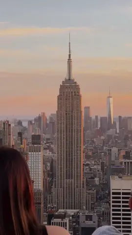 long days that slowly fade into night, golden sunlight that reflects off towering manhattan facades, and a warm breeze that flows through the trees and into the streets—this is what a late summer evening in new york city feels like… 🌇✨ shot on iphone 13, 14, & 15 pro max 4k at 30fps #ethanbarberco #summerinnewyork #summertime #newyorkcity #newyorkphotographer