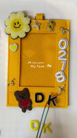 フェルトのトレカケース大好評です🙌🏻💛 イニシャルやモチーフのワッペンをカスタマイズしてオリジナルデコをお楽しみください👀 残りわずかとなっているお色もございます。 また入荷予定ですが、日々ラインナップも変わってきますのでぜひ店頭にお越しいただき、お好きなアイテムをお探しください😌👜 ┈┈┈┈┈ ❁ ❁ ❁┈┈┈┈┈  📍My fave マイフェイブ 東京都新宿区新大久保1-7-18 アサヒニューシティビル1F 新大久保駅　徒歩7分 東新宿駅B3出口　徒歩4分 営業時間 10:00-20:00 (最終入店19:30) 定休日なし ┈┈┈┈┈ ❁ ❁ ❁┈┈┈┈┈ #ワッペン #ワッペンワーク #ワッペン作り #ネームタグ #ネームホルダー #トレカ #トレカケース #トレカデコ #推し活 #韓国好き #新大久保 #Myfave #マイフェイブ #Myfave新大久保 #マイワッペン