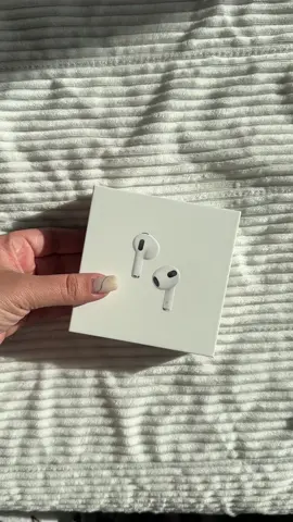 unboxing airpods 3rd generation🤍🎧  @apple  #fyp #fypシ #apple #ugc #ugccreator #ugccontentcreator #ugccommunity #contenido #contentcreator 