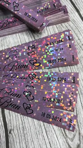 #brillo #pulseras #tendencia  #mis15 #noche #cumpleaños     Queres tener una invitación o recepción original y hermosa esta es tu mejor opción!!!   ✔️Los precintos holograma son diseñados a pedido,con los colores y temática de tu evento. ✔️Numerados de manera correlativa. ✔️Se puede poner número de mesa y ayuda a organizar a tus invitados. ✔️los podes pedir solos o con porta precintos. ✔️ Pueden ser utilizados tanto para invitación o recepción  Poder ver más modelos en nuestro instagram Monocromo_grafica