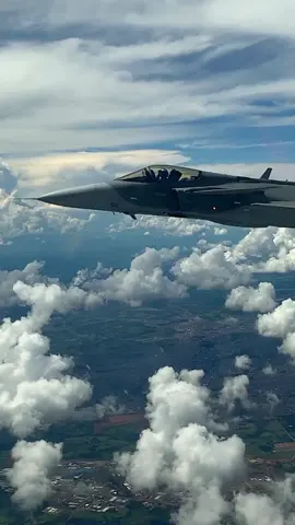 Aeronave de caça F-39 Gripen sobrevoando os céus do Brasil.🚀✨ F-39 Gripen fighter aircraft flying over the skies of Brazil.🚀✨ Brazilian air force!🇧🇷  Asas que protegem o País.🔥 @fab_oficial . . . . #Deusnocomando. #aeronaves #aviaçãodecombate #aviaçãomilitar #ANossaForçaOndeOBrasilPrecisar #AviaçãoDeCaça  #Defender  #F39  #GripenBrasileiro  #AviationLovers  #FAB #forçaaéreabrasileira #brasil2024  #BRASIL