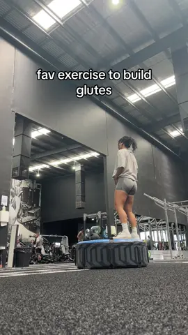 Kb sumo squats on a tyre is a game changer!! #gym #glutes #legday 