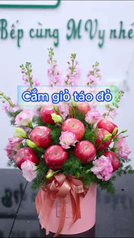 🍎 Cắm giỏ táo đỏ đẹp, đơn giản ✍️ 💌 Thay vì tặng các loại bánh thông thường, bạn có thể tự làm giỏ trái cây để tặng người thân, bạn bè như gửi gắm thông điệp về lời chúc sức khỏe dồi dào, tươi trẻ. 💝 Tặng hoa quả, trái cây đang dần trở nên xu hướng, nhờ đảm bảo tính thẩm mỹ đồng thời trái cây còn cung cấp nhiều vitamin tăng sức đề kháng cho cơ thể mỗi người.