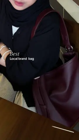 fall in love sama tas inii👀🙌🏻🤍 | mari slingbang in burgundy from @tinyblack.id go00uu check em out! #localbrand #slingbag #ootdkampus 