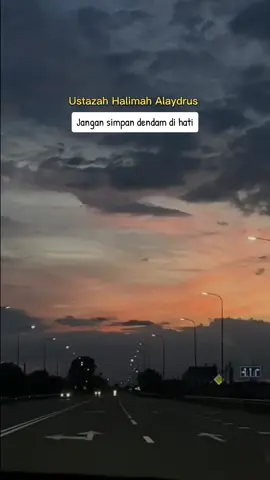 Jangan simpan dendam di hati... #ustadzahhalimahalaydrus #bismillahfyp #nasehatislami #motivasihijrah #fyp 