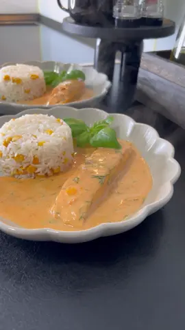 Selam canlar ❤️ Dünki iftar yemeği 🥰 dereotlu kremalı domates soslu somon ve mısırlı pilav • 🍣somon için: 4 adet somon  2 yemek kaşığı tereyağ 4 diş sarımsak  1 yemek kaşığı un 100 ml domates sosu 200 ml krema 200 ml süt Dereotu 2 tatlı kaşığı sebze çeşnisi 1 tatlı kaşığı kekik 🍣yapılışı: Somonları ilk olarak sıvıyağ ile tavada kızartalım. Tavada tereyağ ile sarımsakları kavuralım. Unu ilave edip kavuralım. Domates sosu, krema, süt ve baharatları ilave edip karıştıralım. Kaynamaya başladıktan sonra kızaran somonları ekleyelim. 10 dk kadar pişirelim. Afiyet olsun 🥰 • • Hallo meine Lieben ❤️ Iftar Menü von gestern 🥰 Lachs mit cremiger Tomatendollsoße und Reis mit Mais • 🍣Rezept für den Lachs: 4 Stk Lachs 2 Esslöffel Butter  4 Stk Knoblauchzehe  1 Esslöffel Mehl 100 ml Passierte Tomaten  200 ml Schlagsahne  200 ml Milch 2 Teelöffel Gemüsebrühe  1 Teelöffel Oregano  🍣Zubereitung: Lachs mit Öl braten. In einer Pfanne Knoblauch mit Butter braten. Mehl zugeben weiter braten. Passierte Tomaten, Schlagsahne, Milch und die Gewürze zugeben miteinander mischen. Nachdem es anfängt zu köcheln, gebratene Lachs zugeben. 10 Minuten köcheln lassen. Guten Appetit 🥰 • • #ramazan #Ramadan #fy #fyp #foryou #goviral #viral #nefis #yemek #food #foodporn #foodinspo #inspo #inspiration 