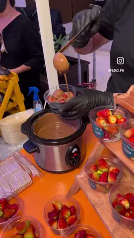 Very first Chocolate Strawberries LIVE station! 🍓🍫 Wow your guests with this sweet, unique, and feel good dessert that will set your guests mood for your whole event! 🤩 Make it more extra with our charcuterie and cheesecake wall! 💕 Get it all here and only from Fédici ⭐️  #fyp #foryou #food 