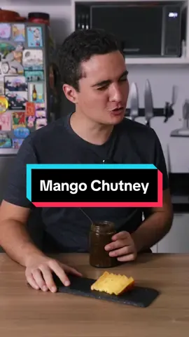 Chutney de MANGA Bora para mais uma receita super fácil e muito delicia. Chutney de manga é um ótimo acompanhamento para sua mesa de frios, fica surreal de bom com um queijinho ou frios.  Ingredientes: 1 manga 2 dentes de alho 1 dedo de gengibre 1/2 cebola roxa 100mg de açúcar mascavo 150ml de vinagre de álcool  1 colher de sambal ou 1 pimenta dedo de moça 1/2 anis estrelado 1 pau de canela 2c de cha de cominho em pó 1/2c de chá de cardamomo 3c de chá de garam massala 1c de chá de sal Pimenta do reino Suco de 1/2 limão siciliano #receitas #receitasfaceis #chutney #temperos #molhos #comida #cozinha 