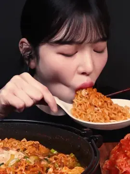 Spicy ramen mukbang 