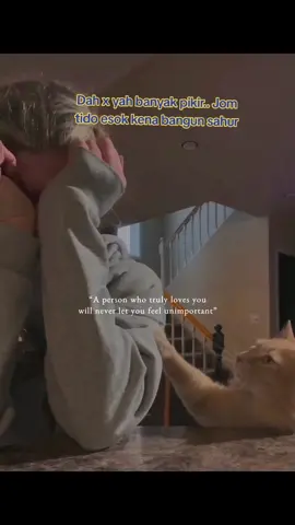 Apa pun kesedihan Meow la menenangkan korang.. Tqsm nak teman mak! Dah x yah banyak pikir.. Jom tido esok kena bangun sahur #catsittingservice #petsittingmalaysia #eydaOneEnterprise #petsitterselangorKLmalaysia #wanitaberdayaselangor #catsittermobile 