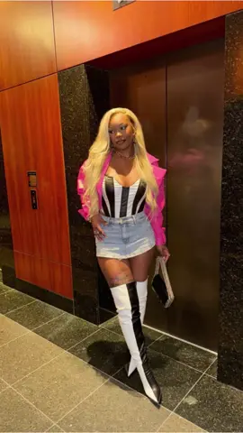 cute color scheme outfit idea! Black, white, denim & pink 