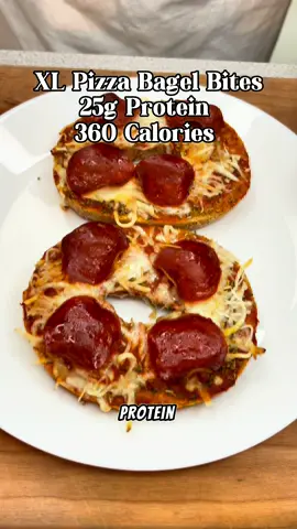 🍕 XL Protein Bagel Bites Ingredients: 2 whole wheat bagels 60g pizza sauce  Italian seasoning  28g fat free cheese  8 turkey pepperoni Bake @400 for 13-15 minutes  360 Calories  25g Protein  #protein #pizza #recip #healthy #weightloss #food 
