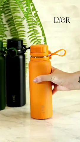 Um verão com cores vibrantes! ☀✨ Nossas garrafas térmicas Explorer estão prontas para te acompanhar em todas as suas aventuras, seja na praia, na academia ou no escritório. Escolha sua cor favorita - verde, laranja, vermelha, branca, rosa ou preta - e mantenha suas bebidas geladinhas enquanto aproveita o calor. #lyorpresentes #minhacasatemlyor #garrafatermica #garrafaexplorer #verao