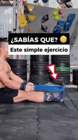 Rutina de Estiramiento de Toalla para Fascitis Plantar Estiramiento de Toalla/Liga: Siéntate con las piernas extendidas. Coloca la toalla (o liga) alrededor de la parte frontal de tus pies. Mantén las piernas recta, tira de la toalla hacia ti, estirando suavemente los pies y las pantorrillas. Mantén por 1 segundo. Realiza 10 repeticiones. Beneficios: 🦶 Alivia dolor. 🔄 Aumenta flexibilidad. 🏋️‍♂️ Fortalece el arco del pie. 🧘‍♂️ Mejora movilidad. Incorpora este estiramiento en tu rutina diaria, especialmente si experimentas síntomas de fascitis plantar. Siente la diferencia y mejora tu bienestar paso a paso. Si ya consultaste a tu médico y estás listo para comprometerte con tu recuperación, comenta '¡Vamos con todo!' y empieza tu camino hacia un alivio efectivo. #ejercicio #estiramiento #gym #rutina #rutinaencasa #bienestar #flexibilidad #Calistenia #bajadepeso #movilidad #salud #ejercicioencasa