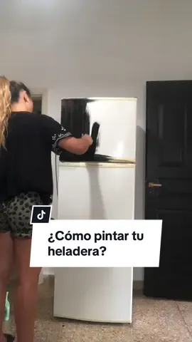 ¿Pensando en gastar una fortuna en una heladera nueva? 🤔 ¡Ni lo pienses! En este TikTok con @Cebada Home , te enseñamos a darle un giro total a tu heladera con pintura a la tiza. 🎨✌️ Decile 'chau' al aburrido blanco y 'hola' a una heladera con onda. 😎 Sorprendete con lo fácil que es ahorrar y renovar. #TransformaciónHeladera #PinturaALaTiza #DIYAhorrativo  #RenovaciónCocina #HazloTúMismo #CreaConEstilo #DIYCocina #heladeranegra #DIYHogar #Heladera #fridgegoals #fridgetok #fridgepainting 