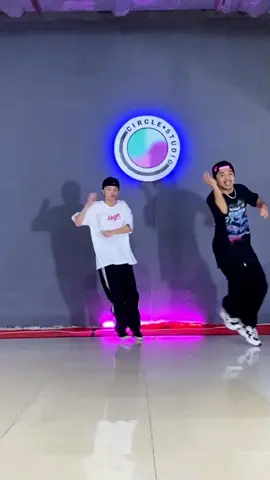 Belajar house sangatlah menyenangkan☺️ choreo - 🙋‍♂️ yg pngen belajar dance bisa pergi ke @Circle Studio Manado  #gogcrew #circlestudio #housedance #choreography #dance #footwork #manadodanceclass #tiktokmanado #fyp 