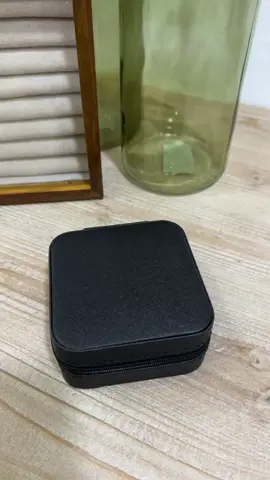 Joyero de viaje. Tus joyitas siempre contigo a cualquier parte. #joyero #joyeroviaje #negro #personalizable #moderno #new #newcollection #accessories #tendecia2024 #moda #fashion 