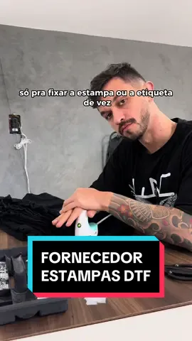Hoje eu aplico as etiquetas da @_wncstore na manga usando a técnica de estamparia DTF (Direct to Film). Ela funciona muito bem pra aplicar a produção otimizada. Já nas estampas frontais da minha marca, aplico outro tipo de estampa que é a DTG (Direct to Garment). Veja qual funciona melhor pra sua marca e vai pra cima. Me segue pra mais conteúdos como esse 🤟🤟🤟 #empreender #empreendedorismo #vendas #marcaderoupa #fornecedores #marcapropia #novonegócio #camiseta #negocios #confeccaopropria 