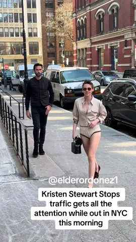 Kristen Stewart (Twilight actress) Stops traffic gets all the attention while out for a walk in New York City this morning (🎥) @elderordonez1 #kristenstewart #twilight #robertpattinson #nyc #newyork #fyp #yourpage #tiktok #happy #Love #pretty #beauty #beautifull #girl