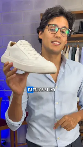 🤔 Já conhece a amarração paralela? 😎 Ela traz um toque de sofisticação por ser mais clean do que a amarração cruzada, então é perfeita para looks elegantes. ☝🏽 Por outro lado ela é menos prática para o calce e aperta um pouco mais também. 😍 Mas olha como esse tênis da @Tailorsmind ficou lindo com essa amarração. 👏🏽 Esse aí é o modelo Brookling da e você compra com desconto usando o cupom MODAMASCULINA.
