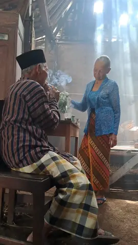 Tetap satu selamanya.. #old #couple #Love #masatua  #lansiahebat  #lansia 