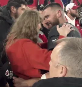 the way they look at eachother 😭😭 (tt stop making my vids uneligible for the fyp 🙏🙏) | ##traviskelce##taylorswift##tayvis##chiefs##kelceswift