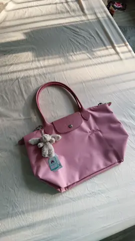 Mua túi để đi học 🤭 Học chưa biết chăm hơn không nhưng mà xinh 😌💖 #longchamp #longchamplepliage #longchampgirls #longchampbag #jellycat #jellycatkeyring #pink #bunny 