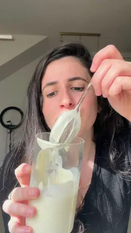 איך מכינים מיונז ביתי  1 ביצה  1 כף לימון או חומץ יין 1/2 כפית פלפל שחור גרוס 1 כפית חרדל  1/2 כפית מלח 1 כוס שמן נטרלי (אפשר גם יותר) 1. בבלנדר מוט שמים את המצרכים לאט לאט עד שהם מתאחדים למיונז אחיד וחזק- אם אתם רוצים אותו סמיך יותר הוסיפו עוד שמן. אפשר לשמור במקרר לכמה ימים אבל ממש קצת כי זאת ביצה חיה וצריך להיזהר אז עדיף להשתמש מיד.  #לבשלעםיעל #מיונז #מיונזביתי #טעים 