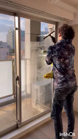 簡単に見えるけど、なかなかコツのいる作業です👉🏻👈🏻💦 #ハウスクリーニング  #窓掃除  #空室清掃 #掃除 #窓 #ガラス #掃除屋さん  #夫婦の日常  #夫婦
