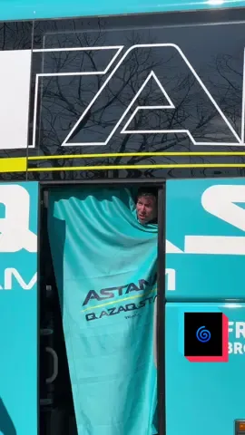 Mark Cavendish fell into a loop during the Milan-Turin 2024 🌀 @astanaqazaqstanteam  #milanotorino #cycling #cyclingtiktok #markcavendish #milanotorino2024 #loop 