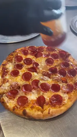 Our ‘Killer Bee’ makes pizza dreams come true 🍕🥰🍕 #mikeshothoney #spicypizza #hotpizza #freshpizza #pizzatime #pizzamaking #foodies #charcups 