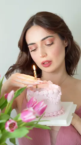 Świętuj ze mną 17 urodziny kultowej maskary THE ONE Wonder Lash od @Oriflame ⭐️ !🎂 Już teraz możecie wziąć udział w konkursie i powalczyć o 1 z 5 paczek urodzinowych — taką jak moja. Znajdziecie w niej przepyszny tort oraz limitowaną edycję maskary.  Wystarczy, że na Tik Toku @oriflame.poland pod postem konkursowym odpowiesz na pytanie „Jak wspominasz swoje 17. urodziny?”. Konkurs startuje już dziś i trwa do 20 marca! Powodzenia 🥳 Tusz do rzęs THE ONE Wonder Lash ma teraz udoskonaloną formułę 5 w 1, a wielozadaniowa szczoteczka zapewnia rzęsom zagęszczenie, wydłużenie, podkręcenie, rozdzielenie oraz pielęgnację przy każdym użyciu.  Wypróbuj THE ONE Wonder Lash i zobacz różnicę! #TheOneWonderLash #oriflame #współpracareklamowa 