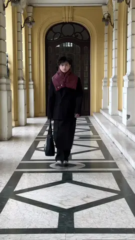 Outfit check in Nhà Hát Lớn Hà Nội. Đằng trước là sảnh đường rộng rãi để đỗ xe taxi đi lại k lấn chiếm lòng đường nên rất an toàn ạ ❤️👟👖👕🫡💼#OOTD #outfit #StreetStyle #fyp #xuhuong2024 