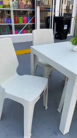 Estilo y elegancia🤩🌟 - ✔️Color avellana, con aditivo UV resistente a la intemperie e impactante desde la primera vista. ✔️La silla resiste hasta 210Kg de peso. ✔️Con la apariencia de rattan que buscabas. ✔️Medidas de la mesa: 80cm x 80cm x 73cm de altura.  -  ✅Combinación Disponible solo en color avellana. - 📍Visita nuestra tienda física en Maracaibo, calle 72 con avenida 3G sector La Lago.☀️ #zulia #venezuela #maracaibo  #todoplasticosstore #silla #mesa #comedor #rattan #sillas #restaurante #fastfood #comidarapida #hogar #terraza #pizzeria #restaurant #heladeria #reels #creativo #calidad #envios #delivery