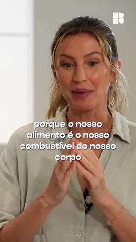 Aos 43 anos, Gisele Bündchen fala de como teve que mudar totalmente sua alimentação, porque, como só comia bobagens, começou a adoecer aos 22 anos, inclusive com crises de pânico. Veja o que ela diz sobre a importância de se alimentar de maneira saudável: @receitas @showdavida @gisele.bundchen__ Visite o www.50emais.com.br - site feito para você que passou dos 50 anos: Vida Adulta Inteligente #site50emais #50emais #giselebundchen #alimentação #alimentaçãocorreta #alimentarse #comerbem #saude #doença #vida #alimentaçãosaudável #site50emais #50emais
