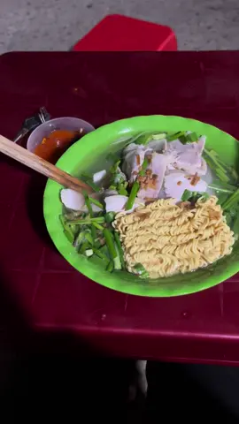 Quán quen đường cũ chỉ là không ai ăn cùng...cô công nhân nghèo ai cùng e ngồi lề đường ăn tô hũ tiếu khi tan lam về muônn không ạ😊🥺#63tiengiang #xuhuong 