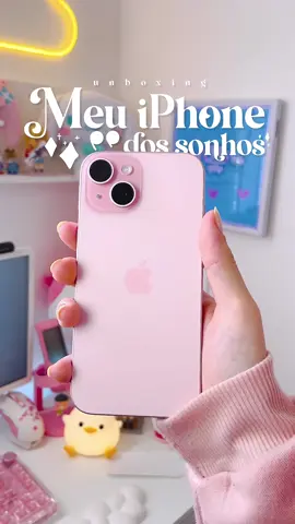 🫧 Um sonho realizado!!! ˚₊‧꒰ა 🎀 ໒꒱ ‧₊˚ Não tenho nem palavras pra descrever o quanto estou feliz!! 🥹 O IPhone 15 é LINDO!! 🩷 E tem o tom de rosa mais perfeitinho que existe nesse mundo. 🤧🤌🏻 A câmera dele é ótima! Tem mais nitidez e é mais clara. Sinceramente, também gosto bastante da câmera do 12 mini, mas não consegui me acostumar com o tamanho dele. Já meu namorado amou! Estão dei de presente a ele como uma forma de agradecimento por todo o apoio e carinho que ele me dá. 🥰❤️ Também queria agradecer a vocês!! Eu só consegui realizar mais um sonho graças a todos que estão aqui me seguindo, que assistem meus videos e sempre deixam um carinho nos comentários!! ✨💗💞 Espero melhorar cada dia mais e deixar a qualidade dos vídeos impecáveis pra vocês!! ✨✨✨ . . . . . . 🎀💞🫧Tags: #iphone15 #iphone15pink #iphonerosa #pinkiphone15  #iphone15rosa #unboxing #pinksetup #setuprosa 