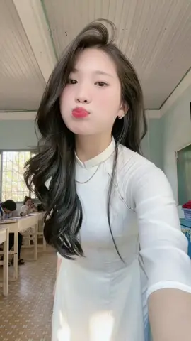 Bé đi 📖 đây ☺️ #ngamgaixinh #aodai #xuhuong 