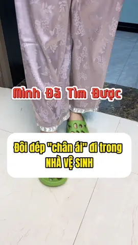 Cuối cùng cũng tìm được đôi dép đi trong Nhà vệ sinh 