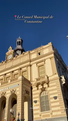 📍المجلس الشعبي البلدي قسنطينة  جهل الكثير من ابناء الصخر العتيق بأن مقر بلدية قسنطينة بني على انقاض واحد من أقدم المساجد العثمانية كان يحمل اسم الجامع الكبير ، هدمته السلطات الفرنسية سنة 1855 لتشيد مكانه مبنى أداريا غنمته المدينة بعد الاستقلال، ليتحول إلى أبرز معالمها الحضارية، انه متحف مهرب من أرشيف القرن التاسع عشر. و المتواجد بشارع زيغود يوسف بوسط مدينة قسنطينة، في الفترة الممتدة بين 1854 و1902 دشن رسميا سنة 1903 ليكون بمثابة مقر إداري لعاصمة الشرق، يتميز عن غيره من المباني بطابعه الكولونيالي مستمد من تصاميم القصور الأوروبية الفخمة تتناغم فيه اللوحات الفنية الداخلية مع بانوراما طبيعية ساحرة لمدينة قسنطينة.  . #قسنطينة  . #تصويري📸  . #phtographer  . #video  . #الجزائر🇩🇿  . @semsam_zeniti