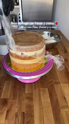 Acompañame a Desmoldar y Decorar este pastel de Tres Leches con Flan +Fresas y crema 🍓🤤 #3leches #pasteltresleches🎂 #pasteles #cakedecorating #tresleches 