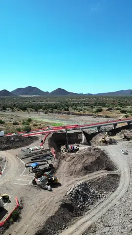 🚧🌉 La perforación y colado de pilotes para la cimentación del Puente Nochebuena en el libramiento de Guaymas, Sonora, es un proceso técnico y preciso, esencial para garantizar la estabilidad y seguridad de esta importante infraestructura. Este método de cimentación profunda es crucial para soportar las cargas estructurales del puente, especialmente en una zona con características geológicas particulares como Guaymas 🏗️🌐. #puentes #ingenieriacivil #guaymassonora #hermosillo #obras #cabcaingenieria #perforacion #pilotes #cimentaciones #estructura 