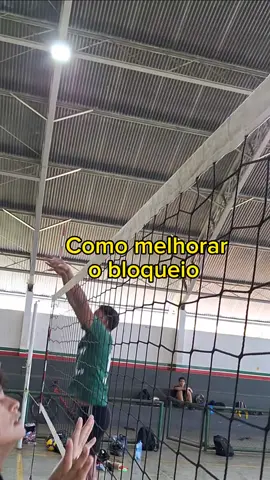 Tem utilizado o gesto técnico correto dos braços no bloqueio? #volei #voleibol #dicas 