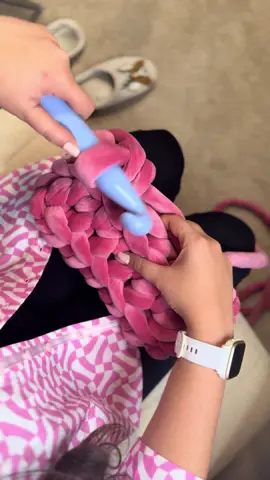 Can you guess what im Crocheting 🧶 ? #onekooka #crochetersoftiktok #chunkyyarn 