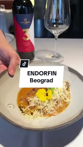 Endorfin, Braće Jugovića 3, Beograd Imam utisak da se o Endorfinu ne priča onoliko koliko zaslužuje. Pre svega ambijent je sjajan a lokal sam po sebi nepretenciozan. Tu je dosta elemenata koji su u skladu sa nazivom, puno betona (što volim ❤️), moderno, svedeno, takoreći sve po mojoj meri. Što se hrane tiče vredi napomenuti pre svega sam meni, nije prepisivački u smislu da se dosta elemenata može naći i na drugim mestima već poprilično autentičan. Dalje, sve što se proba je sjajno, tako je bilo i prethodni put kada sam bio i jeo potpuno drugačije stvari. Konkretno danas, Pappardelle fantazija kompletna, od testenine do ragua, izvanredno. Karfiol je nešto što me takođe oduševilo i iznenadilo pre svega. Ne mogu reći da sam to očekivao jer sam daleko od karfiol fana ali ovako spremljenog može stalno. Lagano prodimljen pa kada se umoči u pastu sa šafranom, milina. Tiramisu pod obavezno, zahvalić